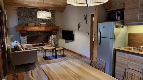 Kuchyňa alebo kuchynka v ubytovaní Remanso del Bosque - Pudu Cabin, Manzano Bay