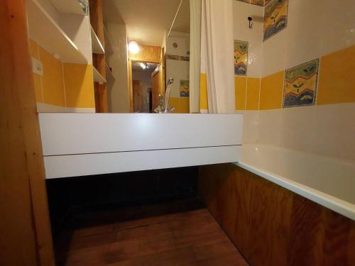 - une salle de bains pourvue d'un comptoir blanc dans l'établissement Studio divisible avec coin montagne, au pied des pistes, balcon, 4 pers - FR-1-356-427, à Valmorel