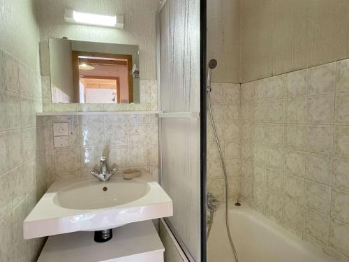 une salle de bain avec un lavabo et une baignoire dans l'établissement Studio familial 4 pers avec balcon, casier skis, animaux admis - FR-1-594-332, à Hauteluce