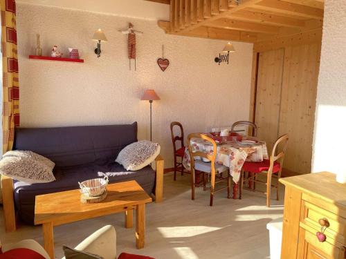 un salon avec un canapé et une table dans l'établissement Studio familial 4 pers avec balcon, casier skis, animaux admis - FR-1-594-332, à Hauteluce