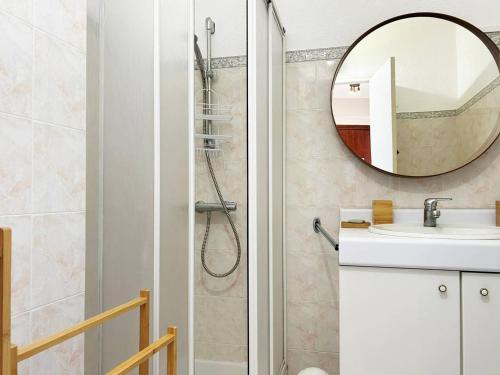 une salle de bain avec une douche, un lavabo et un miroir dans l'établissement Appartement cosy 2 pièces avec parking - Le Lavandou - FR-1-251-381, au Lavandou
