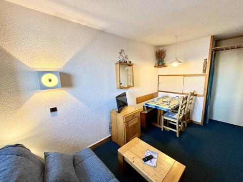 un salon avec un canapé et une table dans l'établissement Studio au centre, 4 pers, animaux admis, balcon - FR-1-353-71, à La Plagne