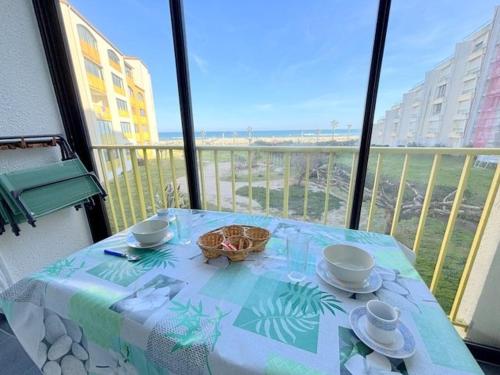 - une table sur un balcon avec vue sur l'océan dans l'établissement Agréable appartement vue sur la mer pour deux personnes 4PALMB514, au Barcarès