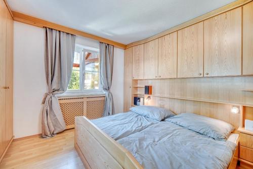 a bedroom with a bed and a window at Ferienwohnung Seenähe in Mattsee