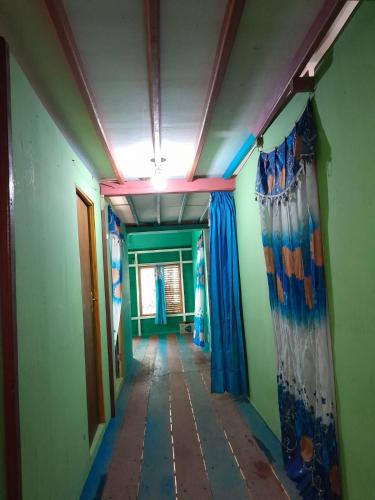 Pulau SarangにあるSurf House Hostelの天井灯の空廊