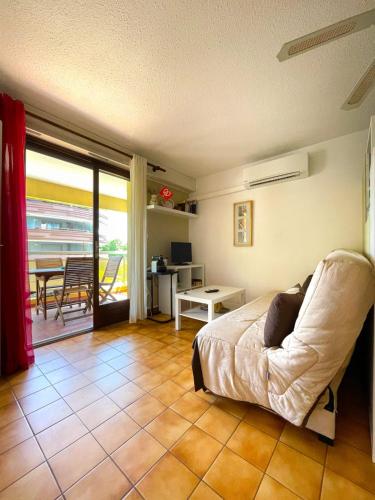Cet appartement comprend une chambre avec un lit et un salon avec une table. dans l'établissement Nice Studio With Balcony Near The Beach, à Fréjus