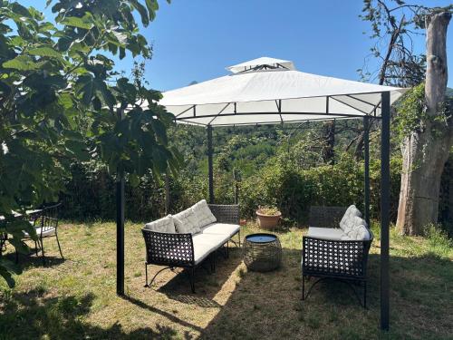 a gazebo with a couch and two chairs under it at Casa del Gelso in Vigneta