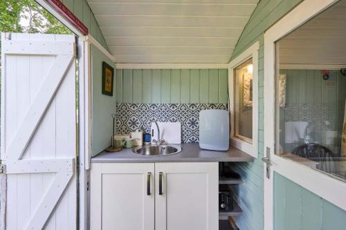 Kuchyň nebo kuchyňský kout v ubytování Host & Stay - Shepherd's Hut