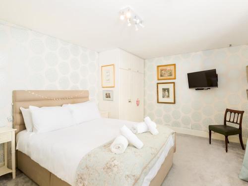 Una cama o camas en una habitación de Pass the Keys Beautiful family house with large private garden