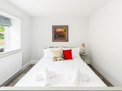 Una cama o camas en una habitación de Pass the Keys Beautiful family house with large private garden