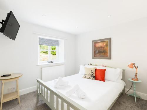 Una cama o camas en una habitación de Pass the Keys Beautiful family house with large private garden