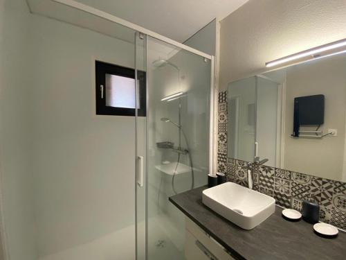 une salle de bain avec un lavabo et une douche en verre dans l'établissement T3 avec Terrasse et Parking, Ascenseur - Capbreton - FR-1-413-152, à Capbreton
