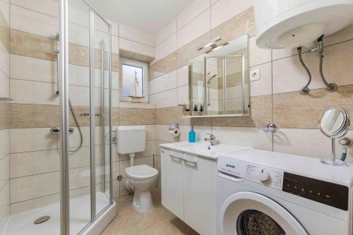 Un baño con lavabo, inodoro y ducha. en Apartment in Klimno - Insel Krk 49859, en Klimno