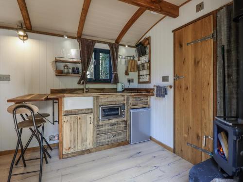 Una cocina o cocineta en Tanglewood Shepherds Hut