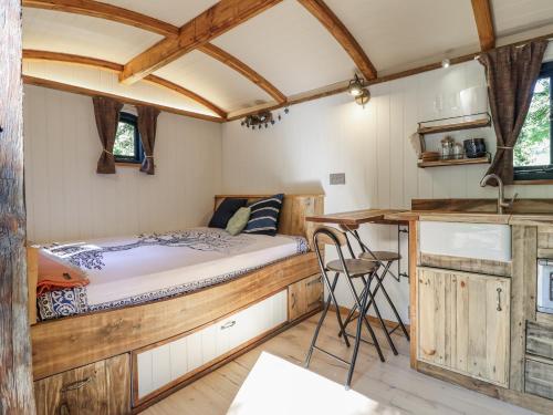 Una cocina o cocineta en Tanglewood Shepherds Hut