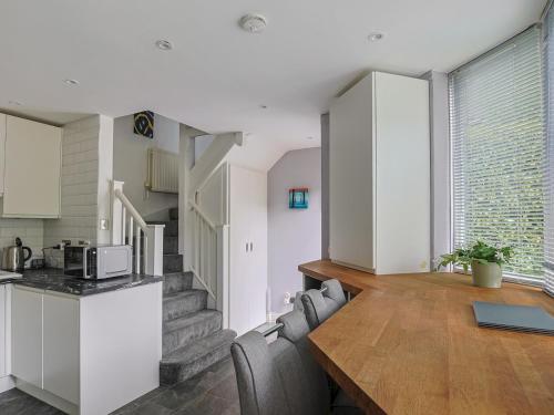 Η κουζίνα ή μικρή κουζίνα στο Pass the Keys Spacious 1-bed Flat with Parking near River Thames