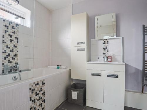 Ένα μπάνιο στο Pass the Keys Spacious 1-bed Flat with Parking near River Thames