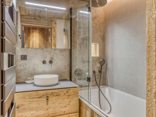 une salle de bain avec une baignoire, un lavabo et une douche dans l'établissement Appartement cosy 2 pièces à Megève, proche pistes et golf, avec balcon et jardin, pour 4 personnes. - FR-1-453-83, à Megève