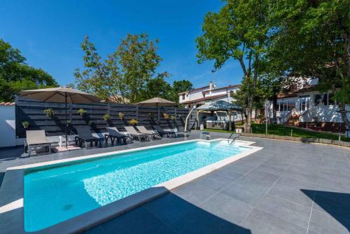 Bazén v ubytovaní Apartments in Porec - Istrien 42535 alebo v jeho blízkosti