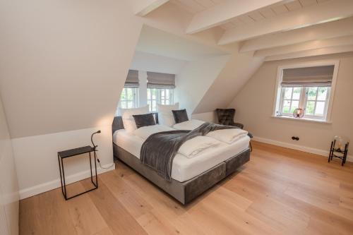 Postel nebo postele na pokoji v ubytování Reethüs Oevenum- Klassik trifft auf Moderne