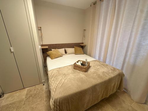 a bedroom with a bed with a basket on it at Appartement à Collioure pour familles avec piscine et parking - FR-1-309-529 in Collioure