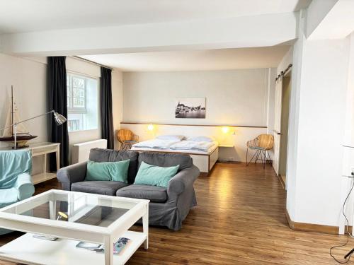 a living room with a couch and a bed at Pier 05 im Pierspeicher in Kappeln