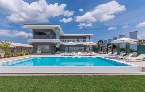 Villa Gabrijela for 10 people near Novigrad with 66 m2 heated pool and sea view