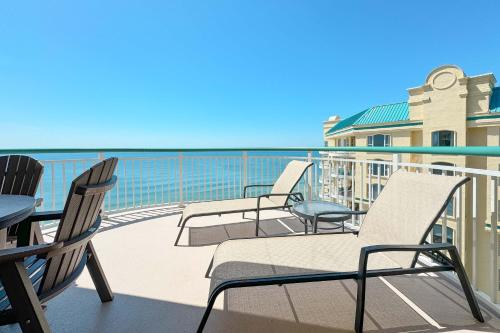 Rõdu või terrass majutusasutuses Beach Colony Tower Unit 18D