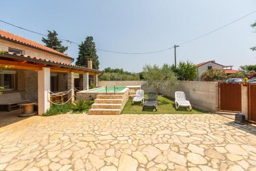 Πισίνα στο ή κοντά στο Villa Alina with Pool