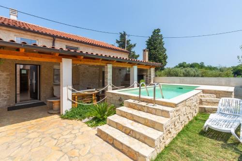 Πισίνα στο ή κοντά στο Villa Alina with Pool