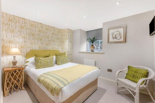 a bedroom with a bed and a chair at No 5 Darcy Mews in Richmond