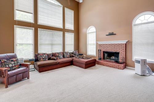 Posezení v ubytování 4 Mi to Dulles Airport Spacious D C Area Home