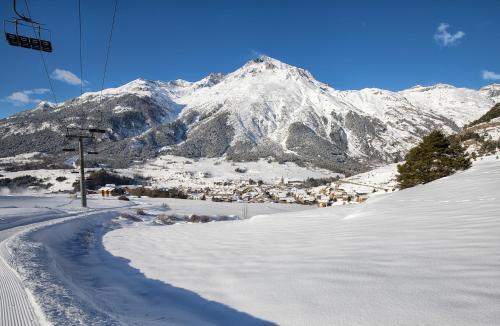 a snow covered mountain with a ski lift at Balcons B 037 - PARC NAT VANOISE appart 6 pers in Val Cenis