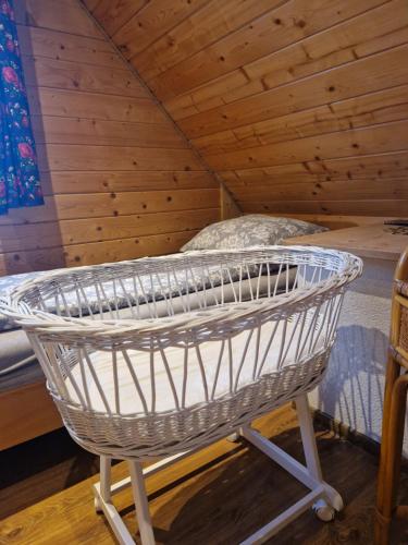 a shopping basket in a room with a bed at Babiogórskie Domki in Lipnica Wielka