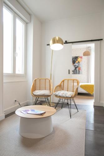 a living room with two chairs and a table at AUDREY-Quartier Mairie-arènes antiques-Clim in Périgueux