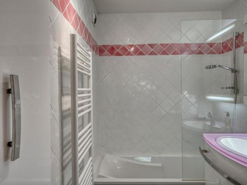 une salle de bain avec douche et lavabo dans l'établissement Charmant T3 rénové avec terrasse à 800m du centre de Megève, parking et wifi inclus - FR-1-453-166, à Megève