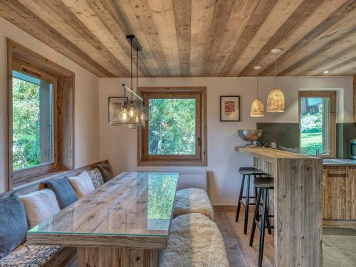 un salon avec une table et un canapé dans l'établissement Charmant T3 rénové avec terrasse à 800m du centre de Megève, parking et wifi inclus - FR-1-453-166, à Megève