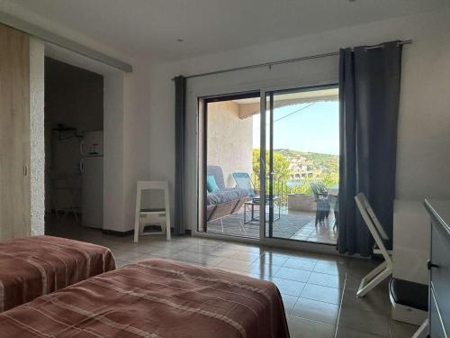 - une chambre avec une grande porte coulissante en verre donnant sur une terrasse dans l'établissement Appartement 3 pièces avec jardinet proche centre Banyuls - FR-1-225C-39, à Banyuls-sur-Mer