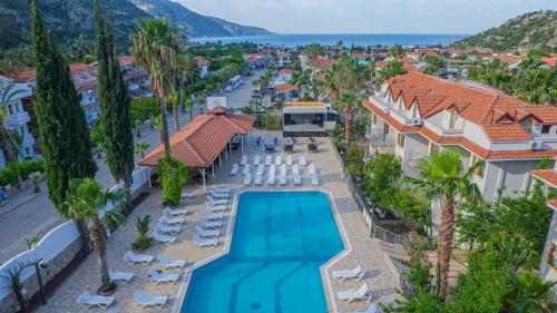 フェティエにあるDream of Oludeniz Hotel -All inclusiveのプールのあるリゾートの航空写真