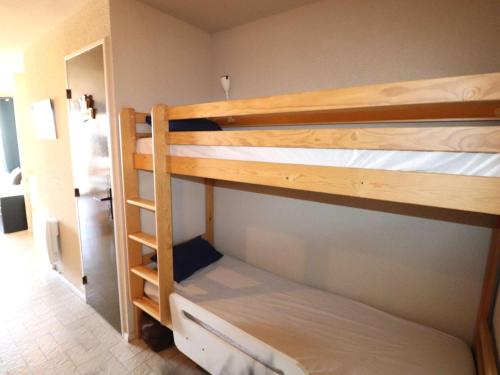 quelques lits superposés dans une chambre dans l'établissement Studio Double Cabine pour 4, proche plage - FR-1-307-278, au Grau-du-Roi