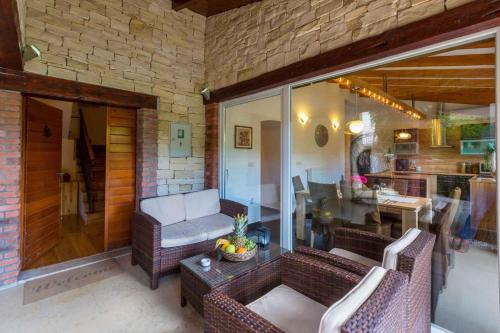 een woonkamer met een bank en een tafel bij Holiday home in Krizisce 40737 in Križišće