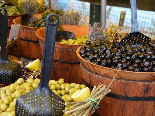 une exposition de fruits et légumes en tonneaux de bois dans l'établissement Studio au Lavandou avec Terrasse Sud, Climatisation et Garage - FR-1-251-223, au Lavandou