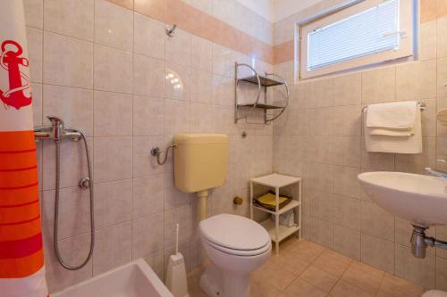 Kúpeľňa v ubytovaní Two-Bedroom Apartment in Crikvenica XXXIII