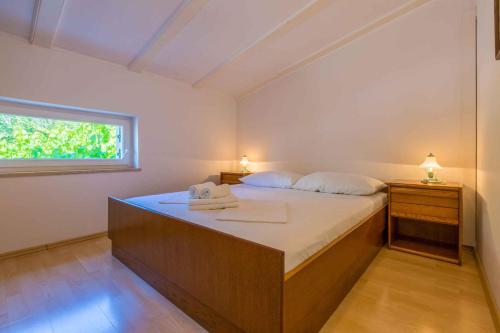 Posteľ alebo postele v izbe v ubytovaní Two-Bedroom Apartment in Crikvenica XXXIII