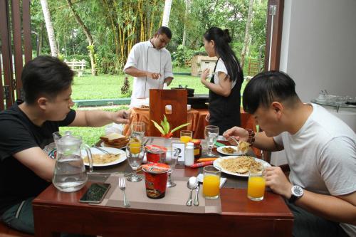 Makanan di atau berdekatan hotel
