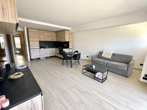 Appartement rénové à Cavalaire : 2 pièces, clim, 2 balcons, parking, 1ère étage, centre-ville - FR-1-226B-216
