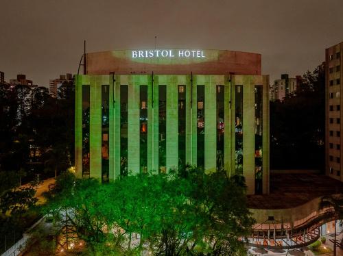a building with green paint on it in a city at Bristol Santo André ABC São Paulo in Santo André