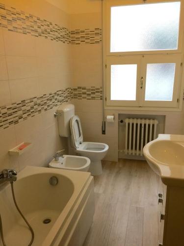 a bathroom with a tub and a toilet and a sink at Apartment Podgora 13 in Mestre