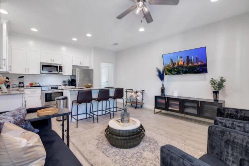 Køkken eller tekøkken på The Downtown Houston Abode Near NRG