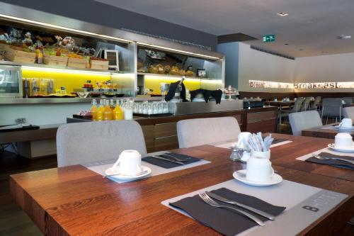 a restaurant with a table and chairs and a counter at B Hotel in Barcelona
